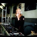 vrouwelijke DJ boeken Evenses