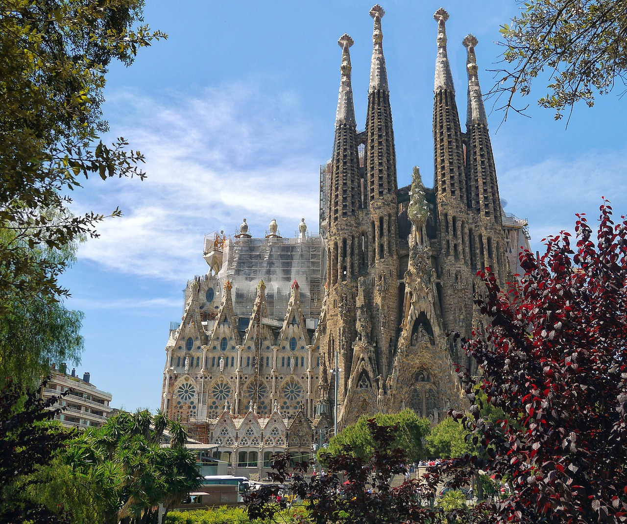 La Sagrada Familia de Gaudí.jpg