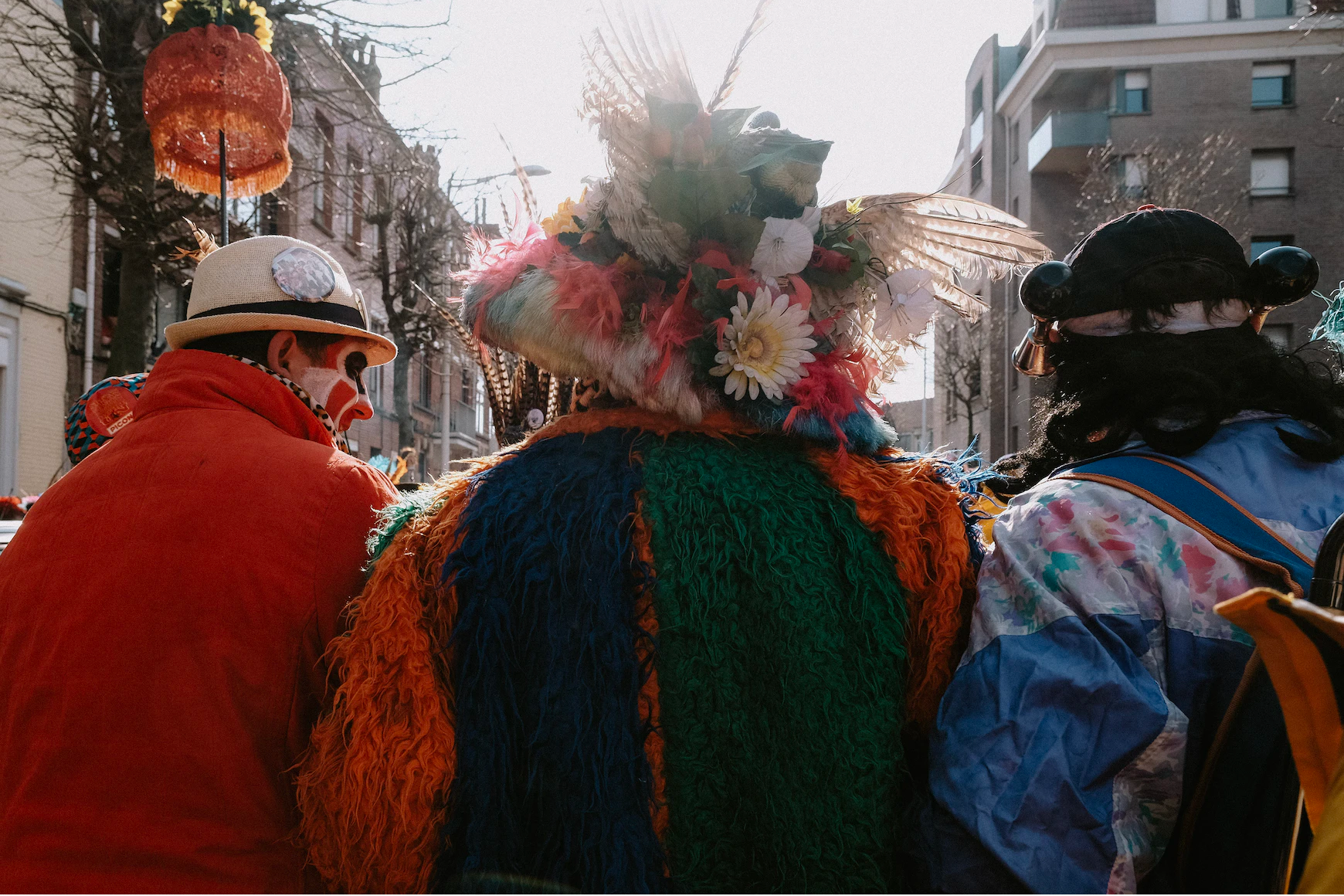 personnes en costumes lors d'un carnaval.png