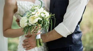 bruid-bruidegom-bloemen.jpg