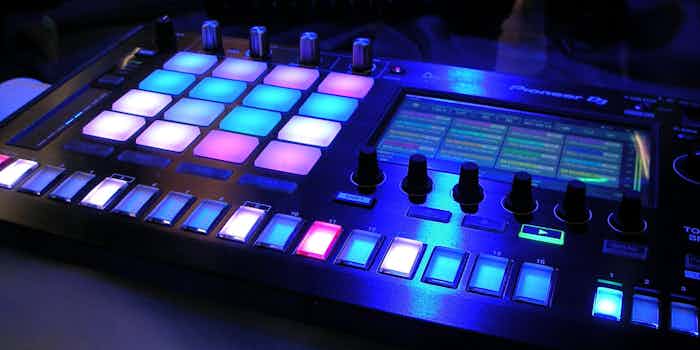 Boka hyr hardstyle DJ till ditt företagsevenemang, företagsfest, fest, party eller bröllop